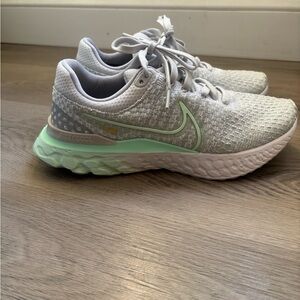 Nike renew run Women's Light Gray and Mint Sneakers